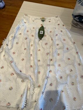 FARM Rio White Daisy Appliqué A-Line Skirt with Multicolor Centers - size L BNWT